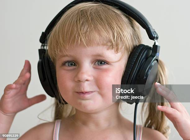Criança Com Auscultadores - Fotografias de stock e mais imagens de Auscultador - Equipamento Áudio - Auscultador - Equipamento Áudio, Piano, Acorde