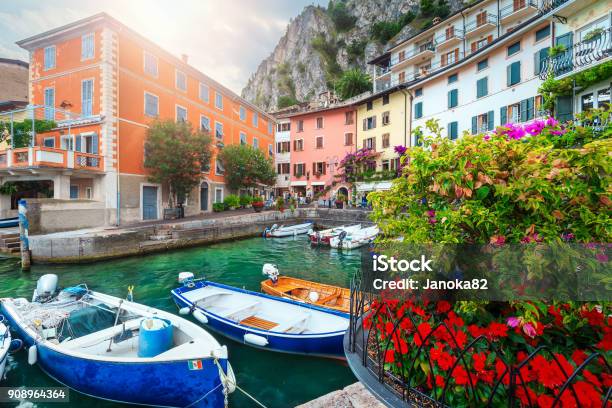 Bunte Boote Im Hafen Von Limone Sul Garda Lombardei Italien Stockfoto und mehr Bilder von Gardasee