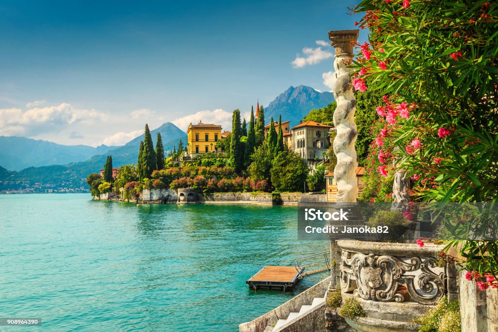 Oleandro flores e villa Monastero, no fundo, Lago de Como, Varenna - Foto de stock de Itália royalty-free