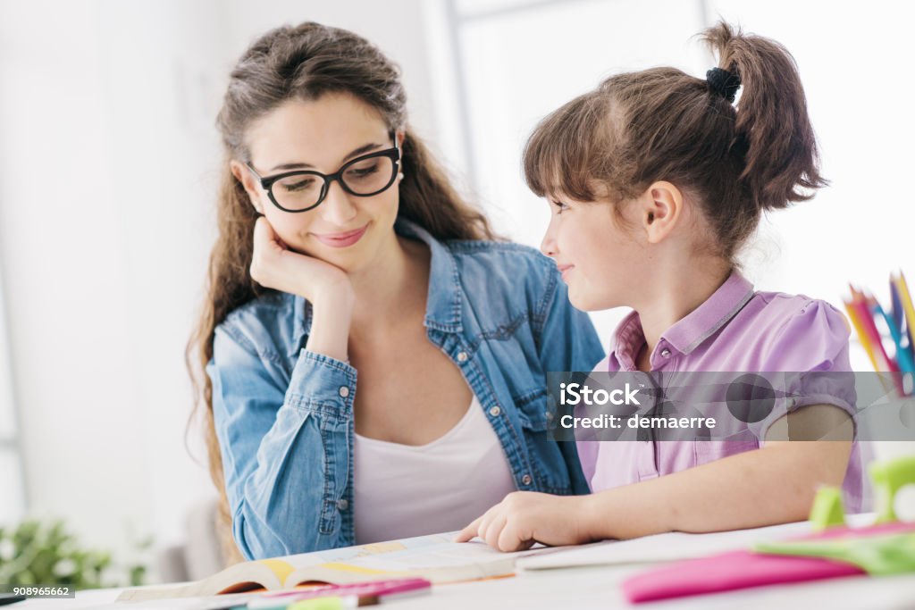 Mãe e filho fazendo lição de casa juntos - Foto de stock de Babá royalty-free