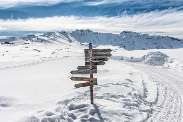 istock Panoramic view of Dolomiti in Seiser Alm with trail signs 908969702