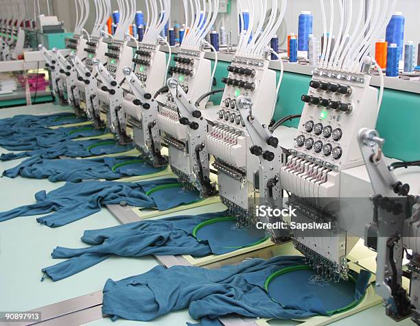 Haft - zdjęcia stockowe i więcej obrazów Fabryka tekstylna - Fabryka tekstylna, Bez ludzi, Część maszyny