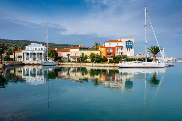 cidade de cesme da província de izmir, na turquia - travel locations sea mediterranean sea wind - fotografias e filmes do acervo