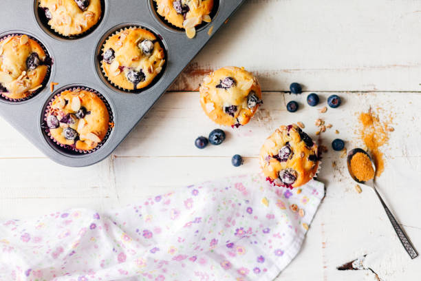 hausgemachten blaubeer-muffins auf weißen tisch - muffin cheese bakery breakfast stock-fotos und bilder