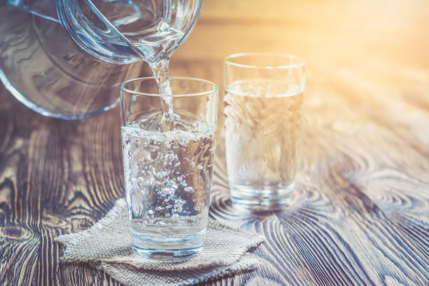 szklanka wody na drewnianym stole - water drinking glass drink zdjęcia i obrazy z banku zdjęć