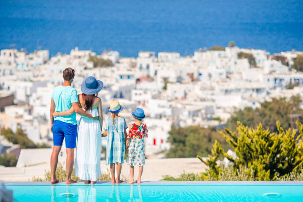 familia de cuatro en vacaciones europeas - travel locations cyclades islands santorini vertical fotografías e imágenes de stock