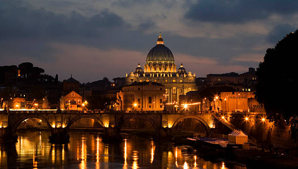 Saint Peter's durante la noche - foto de stock