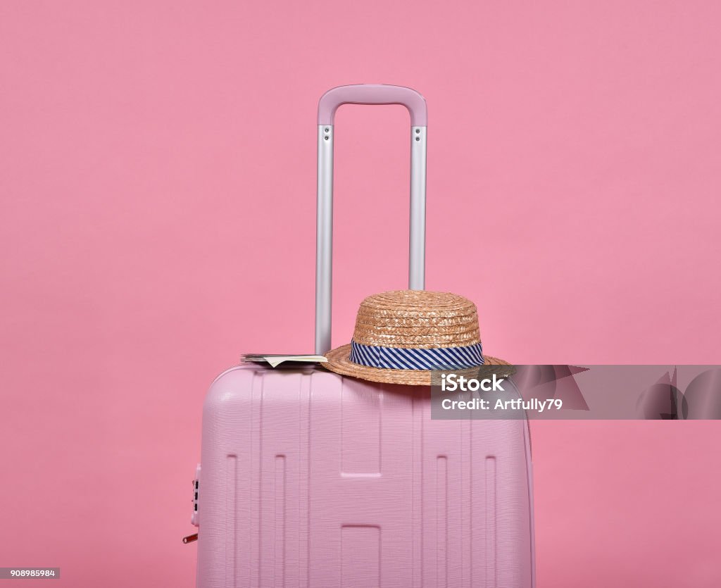 Rosa Koffer und Pass über rosa Hintergrund, Reise dokumentieren und Reise-Konzept. - Lizenzfrei Koffer Stock-Foto