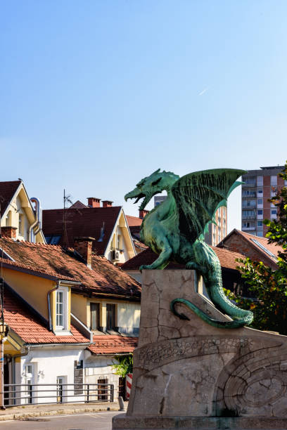 guardaespaldas, puente del dragón, de dragón ljublijana, eslovenia - ljublijana fotografías e imágenes de stock