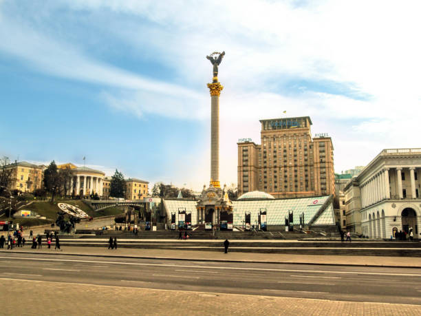 kiev, ucrania - 31 de diciembre de 2017: maidan nezalezhnosti y el monumento de independencia de ucrania en una vista frontal de otoño claro - día de invierno- - urbanity fotografías e imágenes de stock