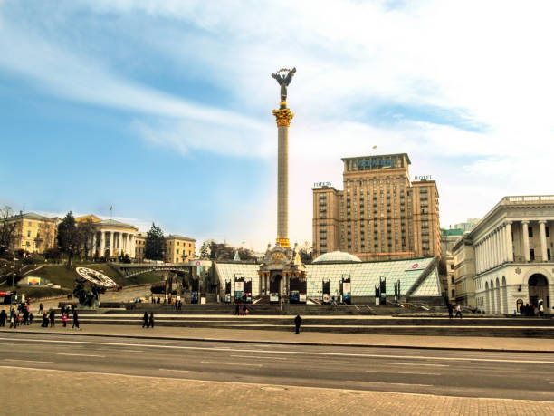 kiev, ucraina - 31 dicembre 2017: maidan nezalezhnosti e il monumento all'indipendenza dell'ucraina in un chiaro autunno - giorno d'inverno - vista frontale - urbanity foto e immagini stock