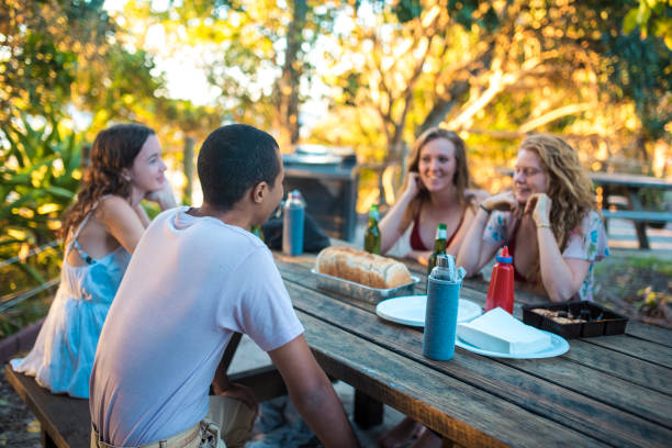 istock Friends having a picnic outdoors 909000082
