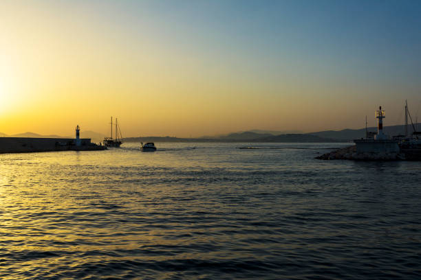 pêcheurs et voilier au coucher du soleil à marina alimos à athènes, grèce - yellow sea photos et images de collection
