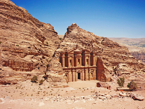-Anuncio Deir - el monasterio del sitio arqueológico de Petra Jordania photo
