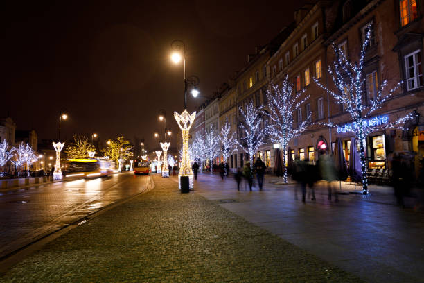 路上でワルシャワ、ポーランドのクリスマス イルミネーション。 - warsaw old town square ストックフォトと画像