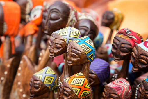 Grupo tallado africano de mujeres photo