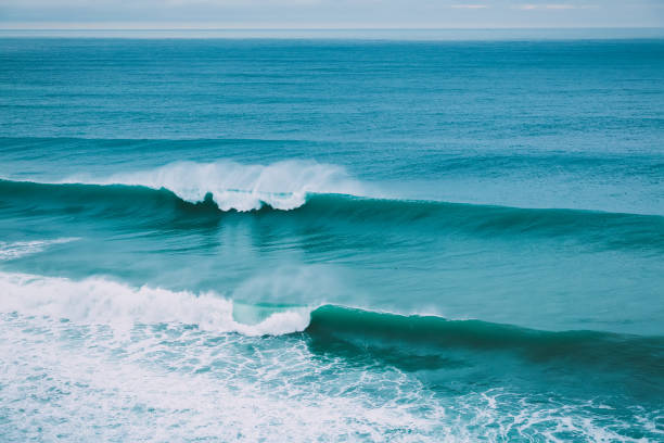 oleada estrellarse en océano y el tiempo nublado. oleaje para surf - marea fotografías e imágenes de stock