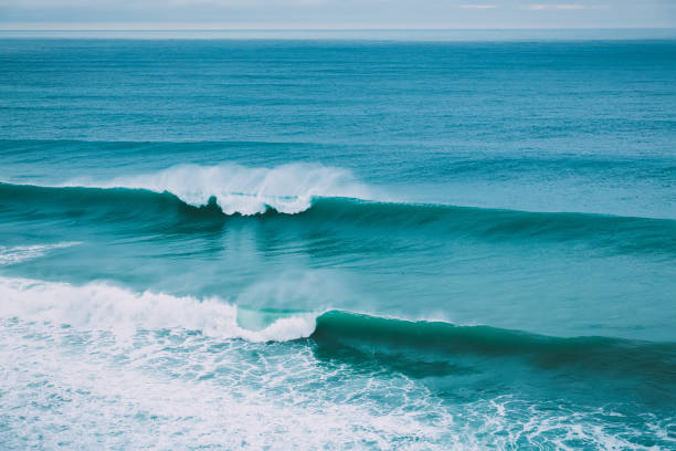 grande onda che si schianta nell'oceano e tempo nuvoloso. gonfiarsi per il surf - tide foto e immagini stock