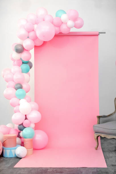 istock Pink background decorated blue balloons studio 909009684