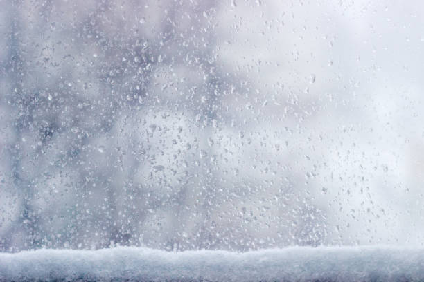 фон оконного стекла во время мокрого снега - sleet стоковые фото и изображения