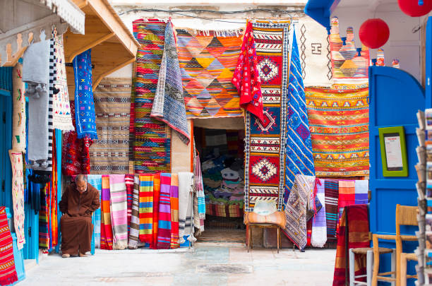 traditional moroccan street market or souk in the old part of essaouira medina - morocco marrakech moroccan culture casablanca imagens e fotografias de stock