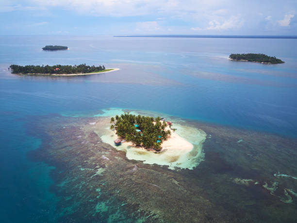 istock Group of tropical islands 909016508