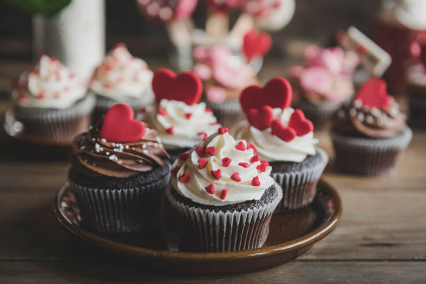 amor concepto cupcakes - valentines day heart shape love gift fotografías e imágenes de stock