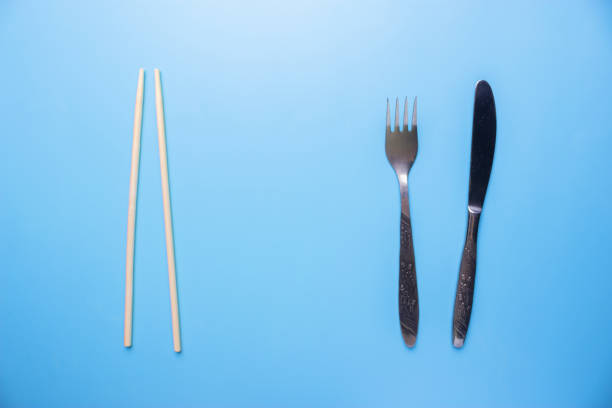 палочки для еды против вилки - eating utensil silverware four objects small group of objects стоковые фото и изображения