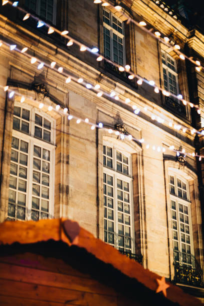 ストラスブールのクリスマス マーケットを構築 - city of nice night france snow ストックフォトと画像