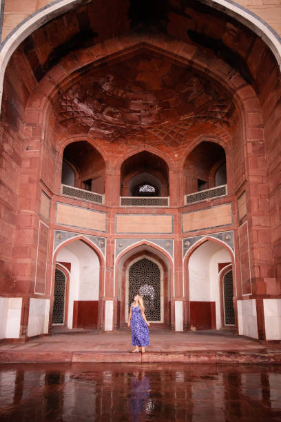 istock Girl in India Sightseeing 909024540