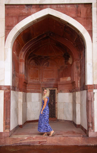 istock Girl in India Sightseeing 909024546