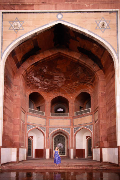 istock Girl in India Sightseeing 909024560