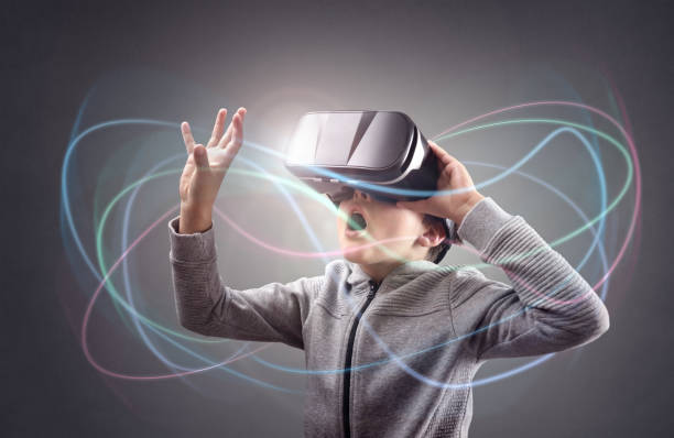chico experimentaron con un casco de realidad virtual - pantalla montada en la cabeza fotografías e imágenes de stock