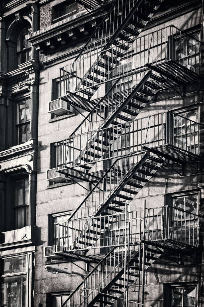 exteriores metálicas antiincendio escaleras, ciudad de nueva york blanco y negro - black ladder white staircase fotografías e imágenes de stock