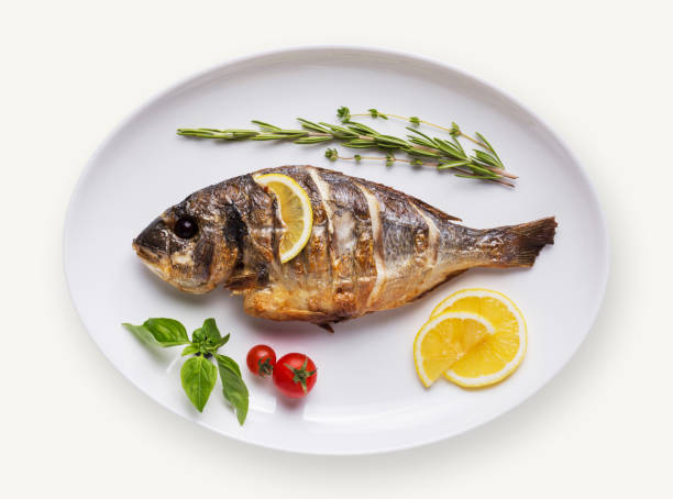 pescado plato aislado en fondo blanco - prepared fish cooked dinner mackerel fotografías e imágenes de stock