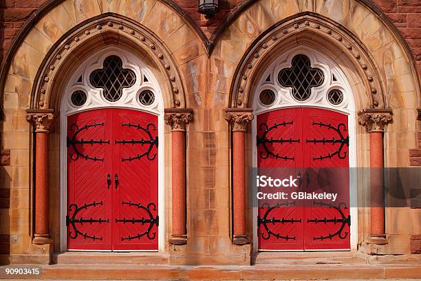 Due Porte Rosso - Fotografie stock e altre immagini di Ambientazione tranquilla - Ambientazione tranquilla, Anglicanesimo, Architettura