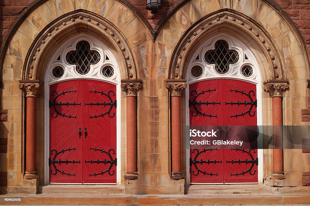 2 つの赤いドア - ちょうつがいのロイヤリティフリーストックフォト