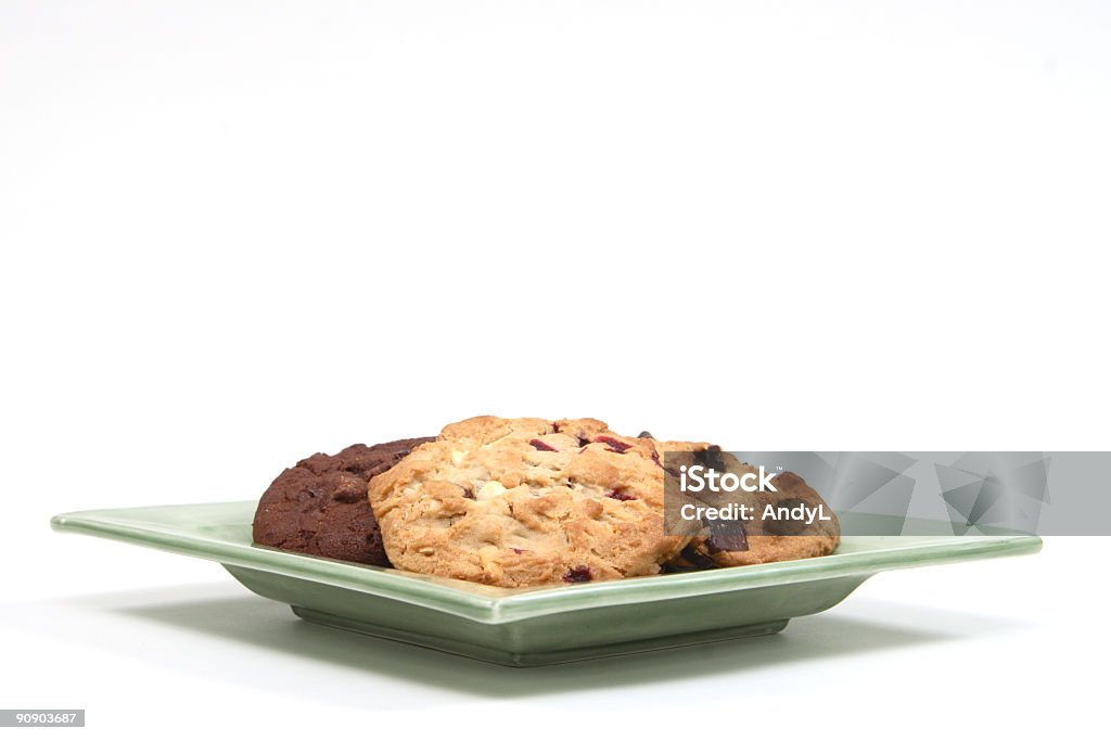 Piatto di biscotti con scaglie di cioccolato isolato su bianco - Foto stock royalty-free di Vassoio