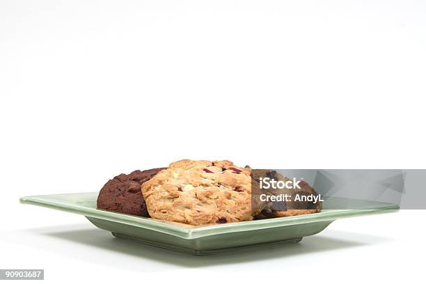 Piatto Di Biscotti Con Scaglie Di Cioccolato Isolato Su Bianco - Fotografie stock e altre immagini di Vassoio