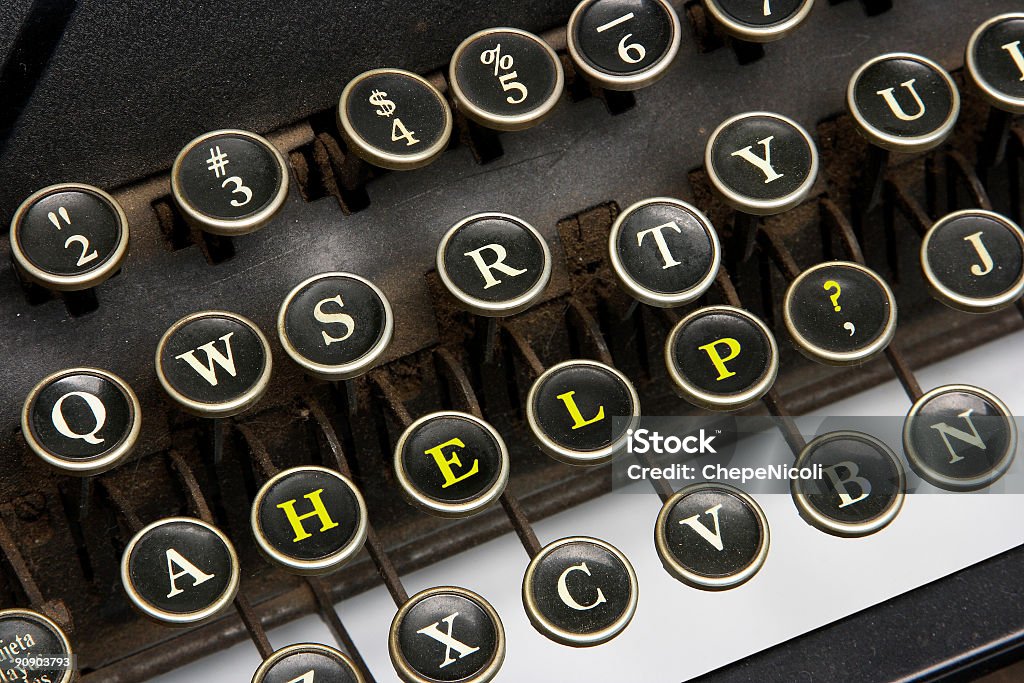 Старая Пишущая машинка помочь - Стоковые фото Help - английское слово роялти-фри