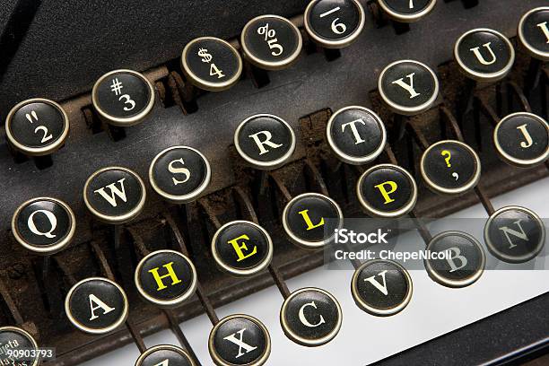 Старая Пишущая Машинка Помочь — стоковые фотографии и другие картинки Help - английское слово - Help - английское слово, Безопасность, Вопросительный знак