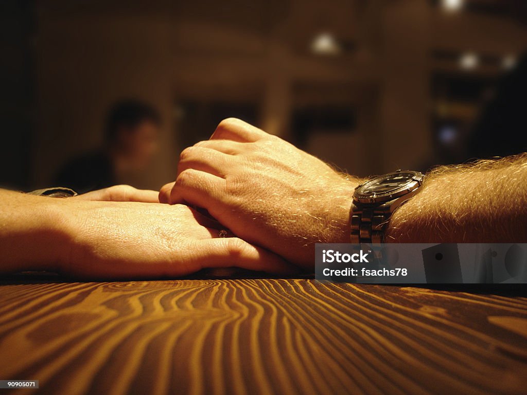 Romantisches Abendessen-Liebe paar Hände halten - Lizenzfrei Zweiertisch Stock-Foto
