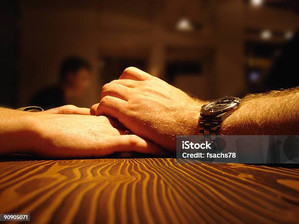 Romantisches Abendessenliebe Paar Hände Halten Stockfoto und mehr Bilder von Zweiertisch - Zweiertisch, Berühren, Dating