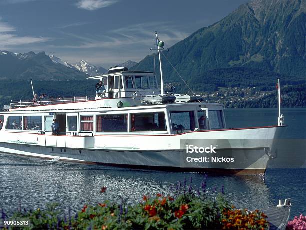 Ferryboat Na Jezioro Thun Szwajcaria - zdjęcia stockowe i więcej obrazów Alpy - Alpy, Berneński Oberland, Biały