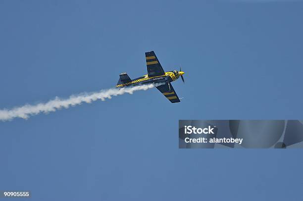 Acrobático Finais De Fumo De Avião - Fotografias de stock e mais imagens de Avião - Avião, Fumo, Passar o tempo