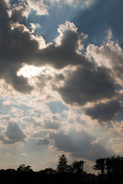 Nuvens de luz do sol - foto de acervo