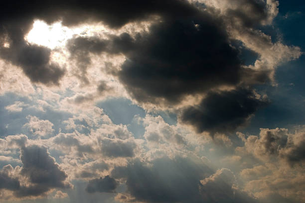 Cтоковое фото Солнечный свет через облака