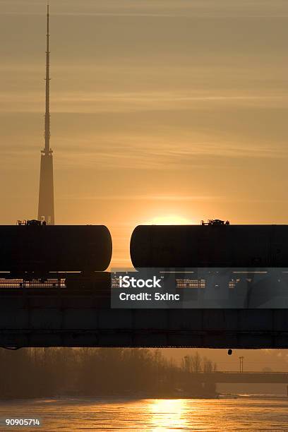 Photo libre de droit de Des Wagons De Marchandises Sur Un Pont banque d'images et plus d'images libres de droit de Activité physique - Activité physique, Container, Crépuscule