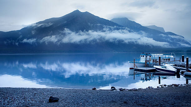 see lake mcdonald blues - montana british columbia glacier national park mountain mountain range stock-fotos und bilder