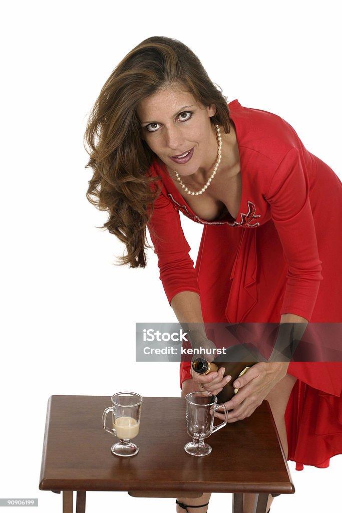 Mulher de vestido vermelho servindo bebidas - Foto de stock de Creme - Laticínio royalty-free